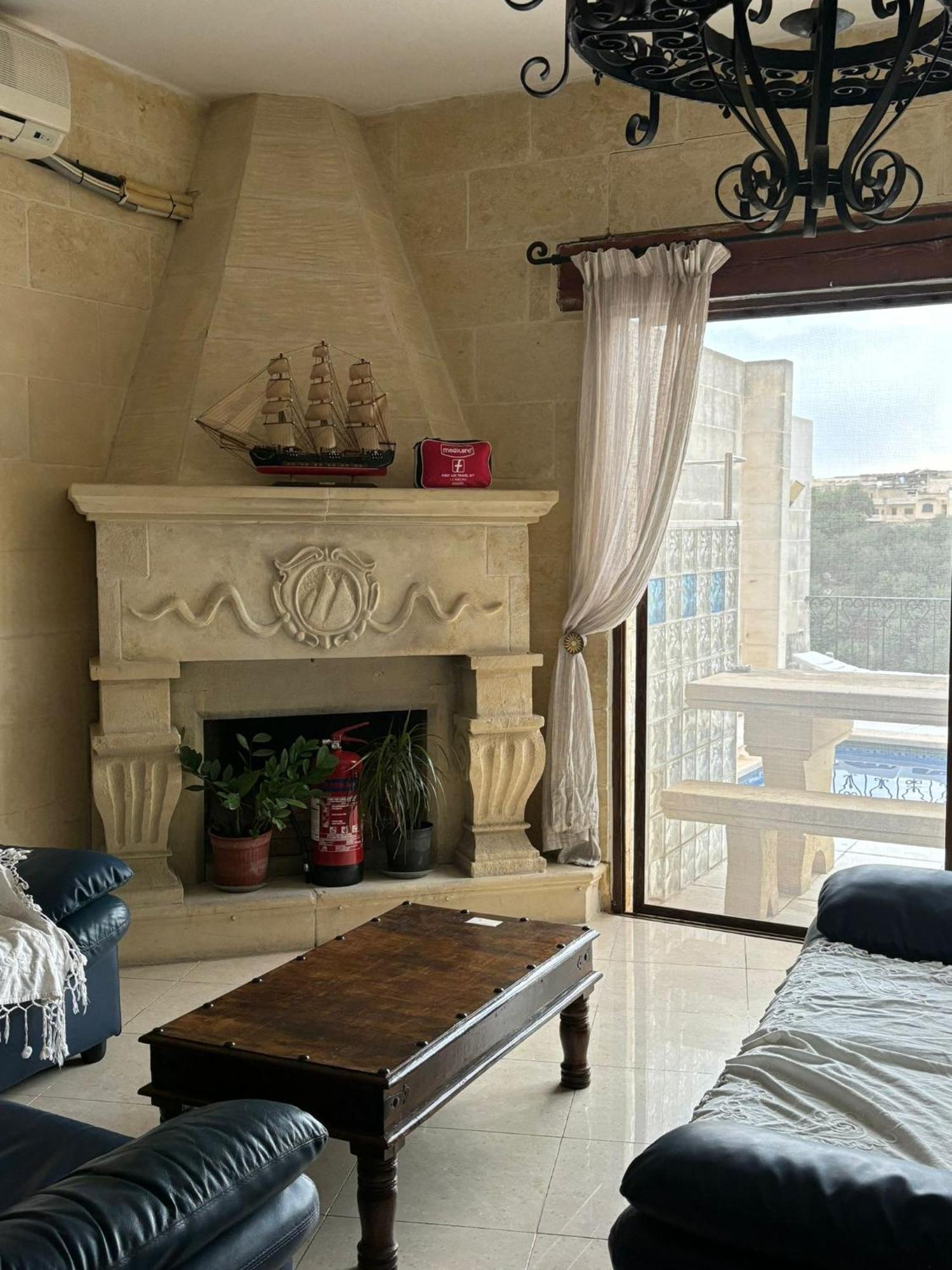 Sunny Gozo Getaway Pool & Easy Check-In Bed & Breakfast Ghajn il-Kbira  Ngoại thất bức ảnh