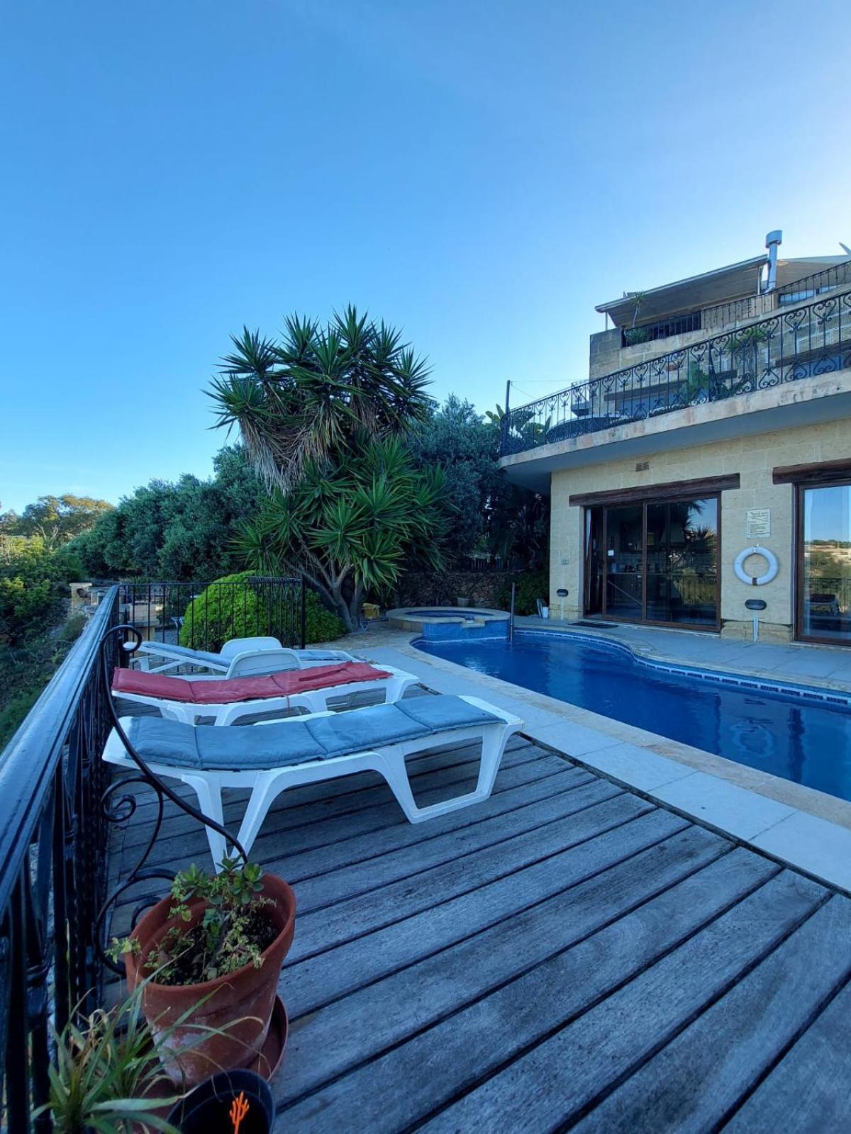 Sunny Gozo Getaway Pool & Easy Check-In Bed & Breakfast Ghajn il-Kbira  Ngoại thất bức ảnh